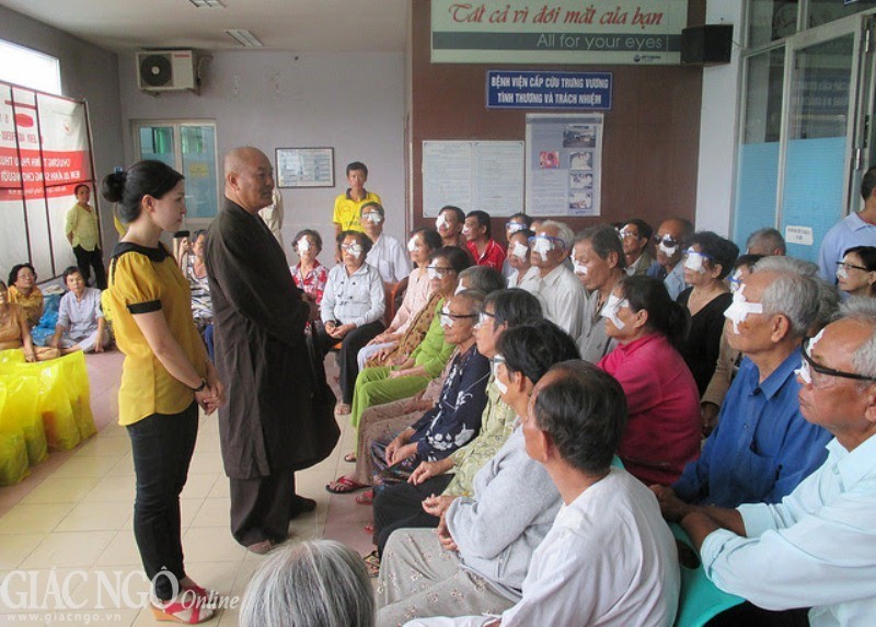Hỗ trợ chi phí phẫu thuật mắt cho bệnh nhân ảnh 1 PTM.jpg