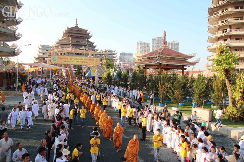 Hơn 1.500 Tăng Ni Hệ phái Khất sĩ trì bình khất thực ảnh 5 1 giang06.jpg