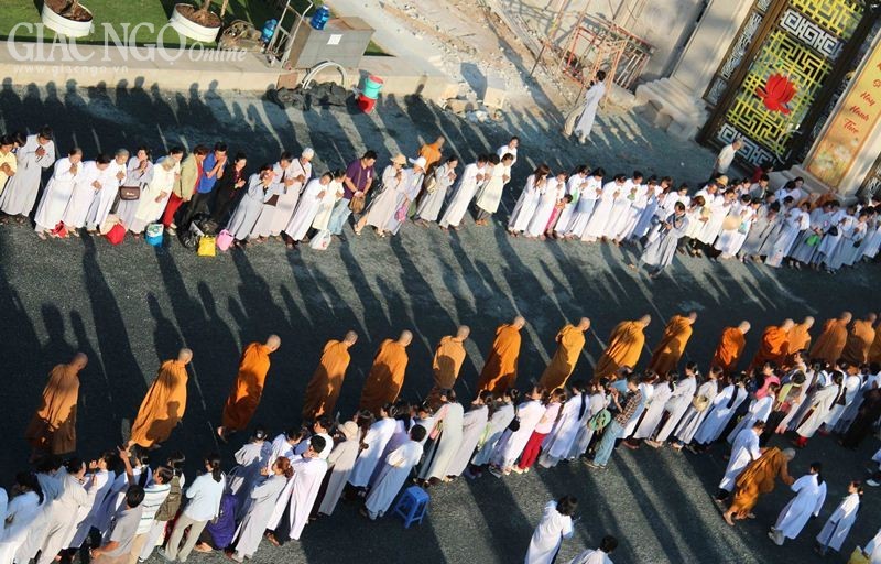 Hơn 1.500 Tăng Ni Hệ phái Khất sĩ trì bình khất thực ảnh 8 1 giang16.jpg
