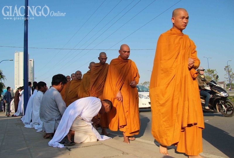 Hơn 1.500 Tăng Ni Hệ phái Khất sĩ trì bình khất thực ảnh 13 1 giang22.jpg