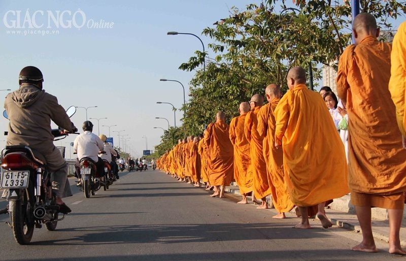Hơn 1.500 Tăng Ni Hệ phái Khất sĩ trì bình khất thực ảnh 12 1 giang24.jpg