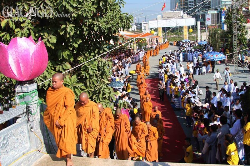 Hơn 1.500 Tăng Ni Hệ phái Khất sĩ trì bình khất thực ảnh 30 1 giang49.jpg