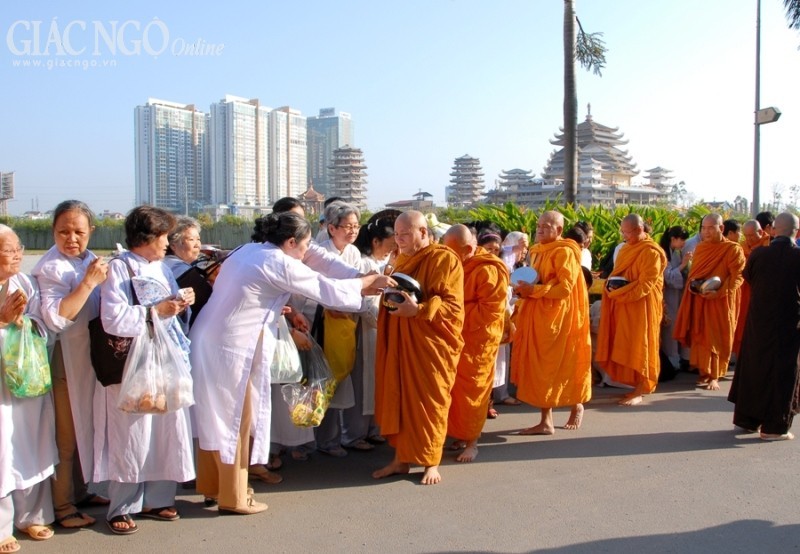 Hơn 1.500 Tăng Ni Hệ phái Khất sĩ trì bình khất thực ảnh 15 1 toan04.jpg