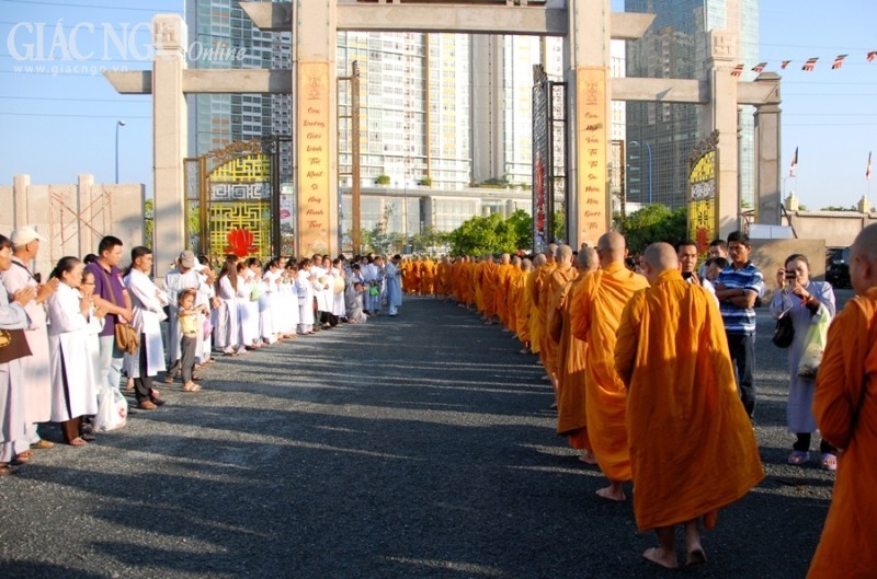 Hơn 1.500 Tăng Ni Hệ phái Khất sĩ trì bình khất thực ảnh 18 1 toan09.jpg