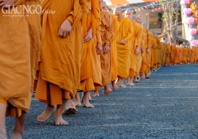 Hơn 1.500 Tăng Ni Hệ phái Khất sĩ trì bình khất thực ảnh 19 1 toan10.jpg