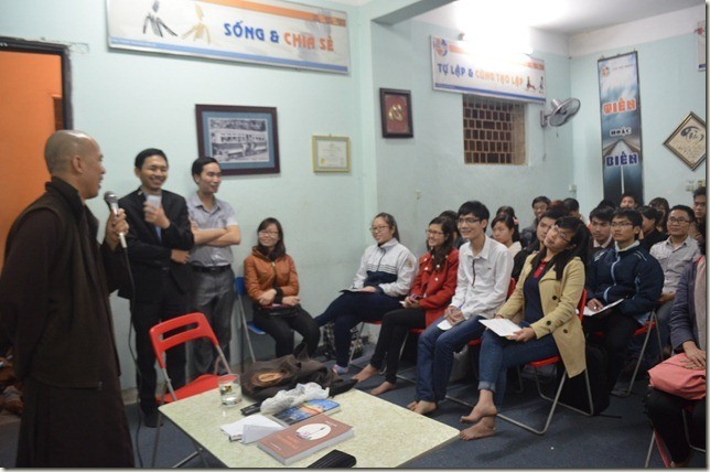 Bạn trẻ, nhân viên văn phòng nghe thuyết pháp ảnh 1 1 vien ngo 1.jpg