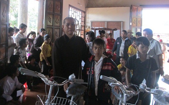 Chùa Đức Hạnh phối hợp tặng quà, xe lăn, xe đạp ảnh 2 IMG_1723.jpg