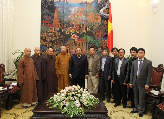 Phó Thủ tướng Nguyễn Xuân Phúc tiếp đoàn TƯGH ảnh 4 1  cam van 1.jpg