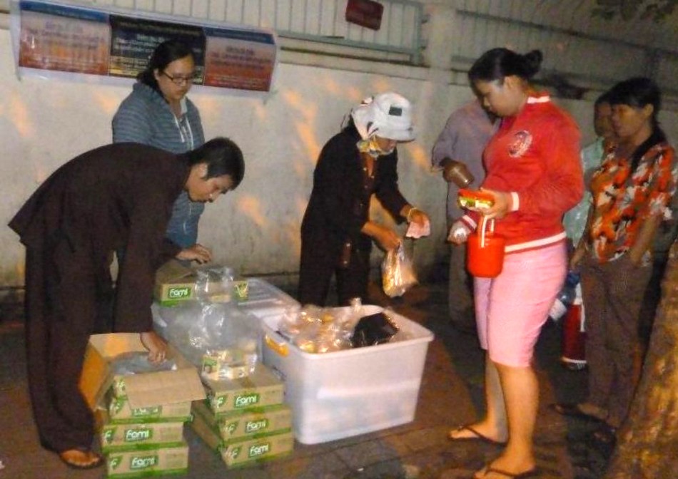 Tặng nhà, quà, suất ăn tới người nghèo ảnh 3 hi.jpg