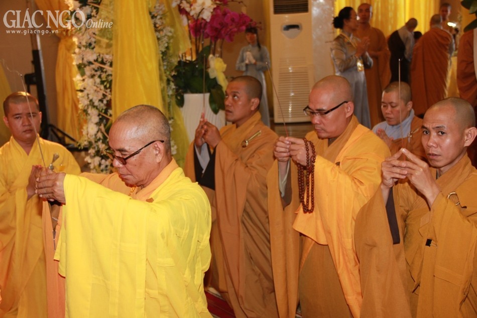 Đến sáng ngày 2-4, trên 650 đoàn về đảnh lễ ngài ảnh 6 IMG_3395.jpg