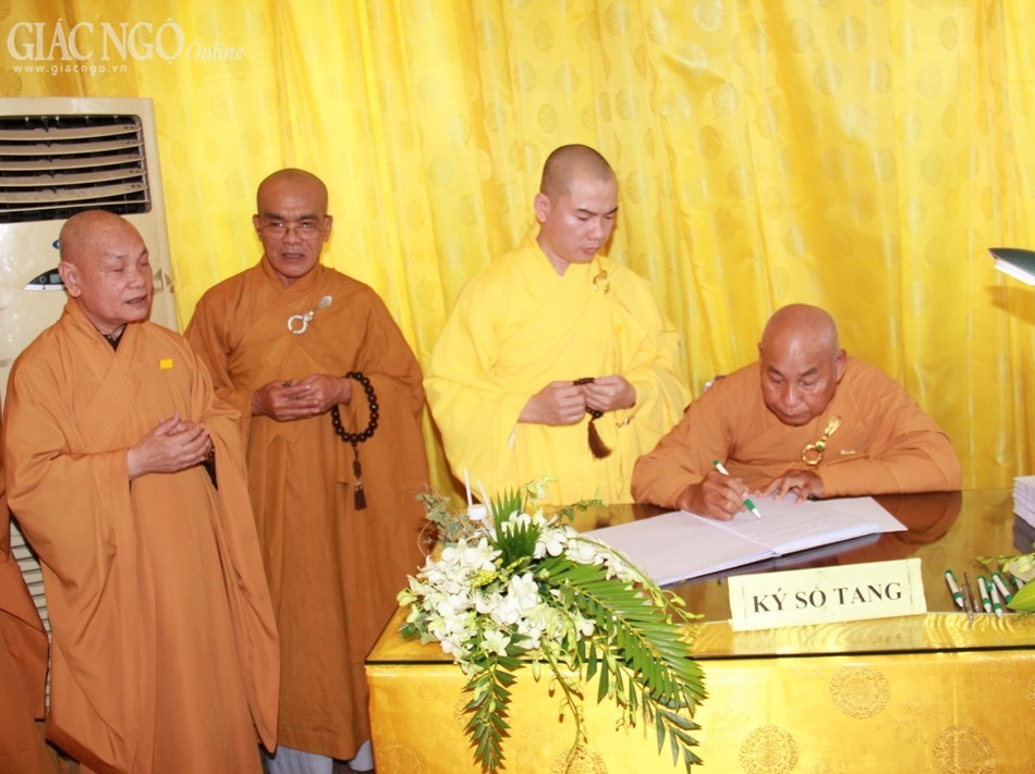 Đến sáng ngày 2-4, trên 650 đoàn về đảnh lễ ngài ảnh 7 IMG_3417.jpg