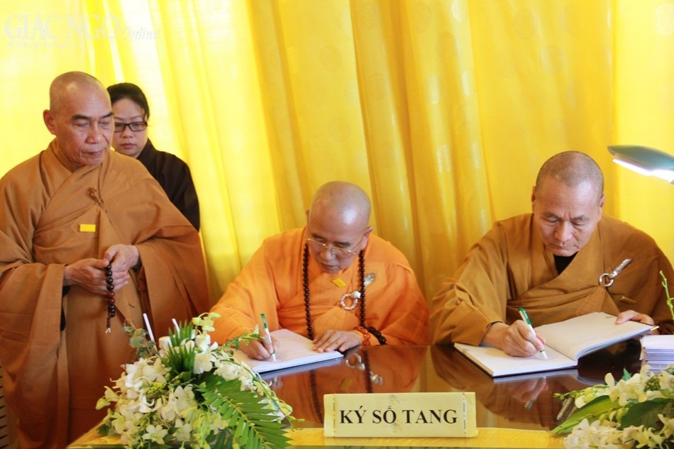 Đến sáng ngày 2-4, trên 650 đoàn về đảnh lễ ngài ảnh 9 IMG_3445.jpg