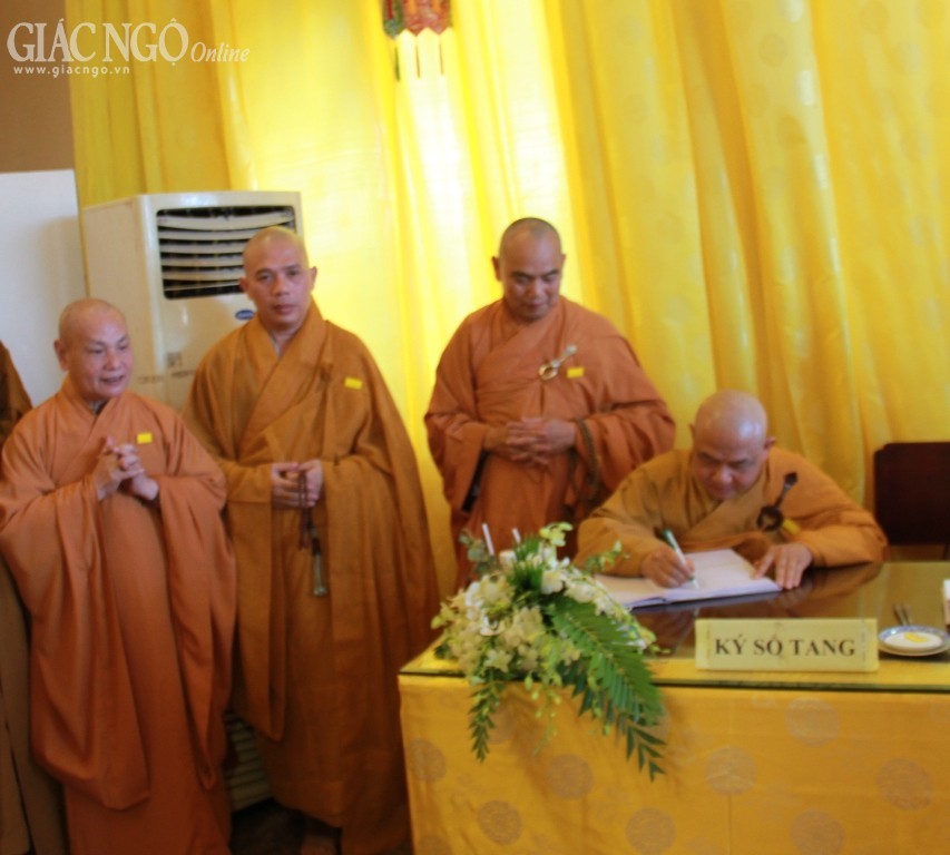 Đến sáng ngày 2-4, trên 650 đoàn về đảnh lễ ngài ảnh 10 IMG_3447.jpg