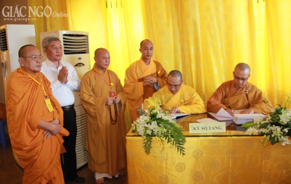 Đến sáng ngày 2-4, trên 650 đoàn về đảnh lễ ngài ảnh 13 IMG_3467.jpg