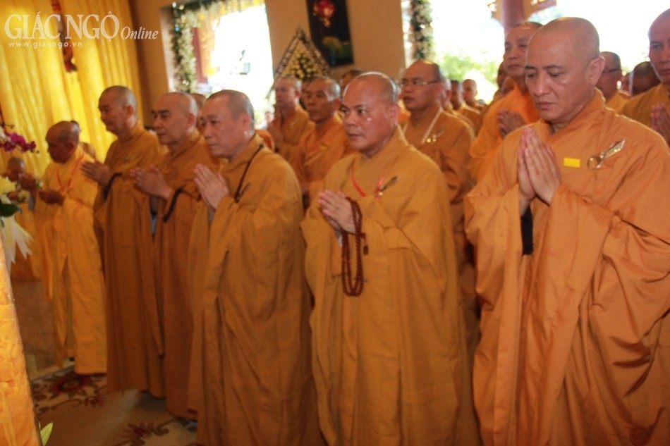 Đến sáng ngày 2-4, trên 650 đoàn về đảnh lễ ngài ảnh 14 IMG_3483.jpg