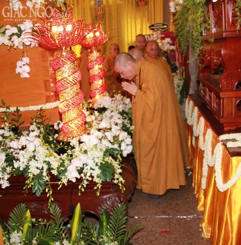 Đến sáng ngày 2-4, trên 650 đoàn về đảnh lễ ngài ảnh 15 IMG_3494.jpg