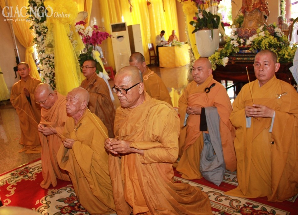 Đến sáng ngày 2-4, trên 650 đoàn về đảnh lễ ngài ảnh 19 IMG_3523.jpg