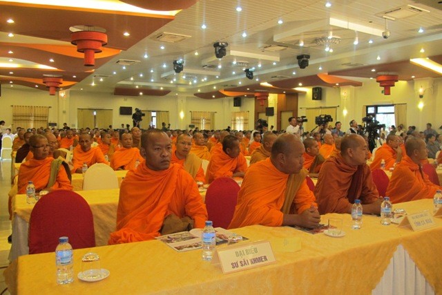 Các vị sư sãi Khmer tham dự buổi họp mặt.JPG