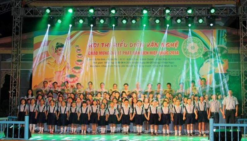 TP.HCM: Cụm 4 thi văn nghệ mừng Phật đản ảnh 1 VNCb04.jpg
