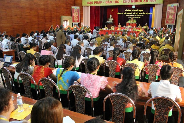 1 a ra mat 2.jpg