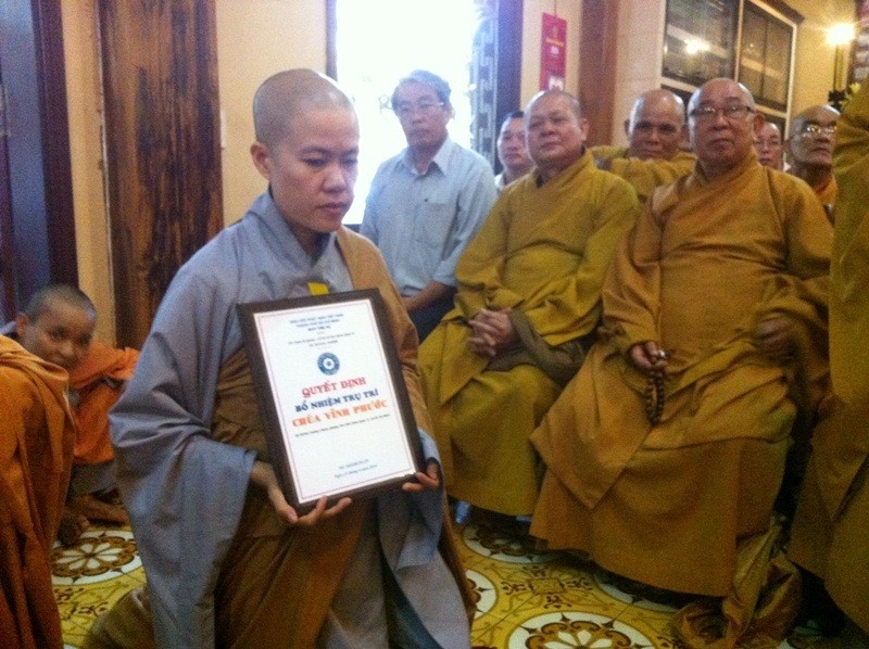 hình 7 tân trụ trì nhận quyết định bổ nhiệm.JPG