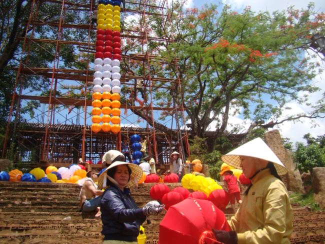 Đắk Nông: Kết cờ Phật giáo từ 600 chiếc lồng đèn ảnh 2 DSC00742_650x488.jpg