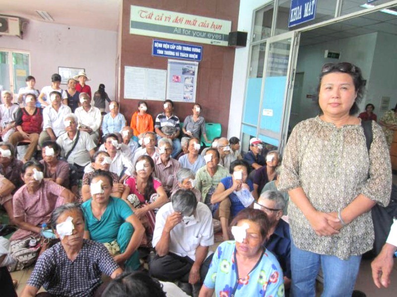 Phẫu thuật mắt, tặng quà Phật đản ảnh 1 Mat.jpg