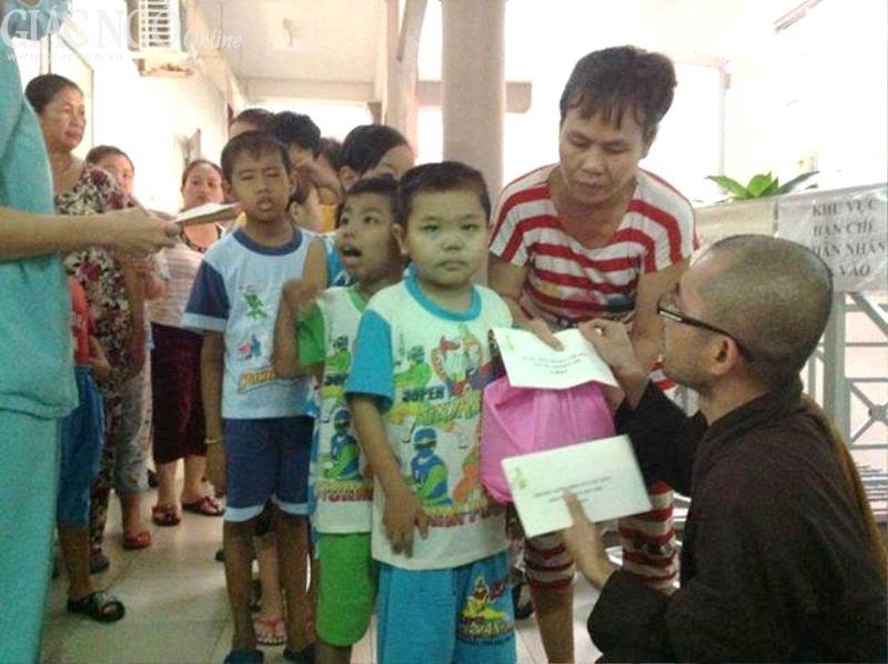 Phẫu thuật mắt, tặng quà Phật đản ảnh 2 TQ.jpg