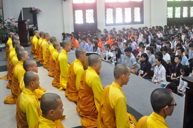 Hơn 1.000 sinh viên dự tu tại chùa Hoằng Pháp ảnh 1 sv tu 3.jpg