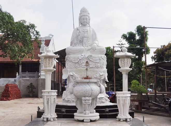 Ông Nguyễn Văn Hạnh, người trông coi ngôi chùa cho biết: "Chùa và đình Quan Âm được xây dựng từ thời nhà Lý và đến nay đã được trùng tu nhiều lần. Tấm bia Quan Âm cổ tự bi ký có ghi năm 1108 nhà Lý mở rộng quai đê sông Hồng, từ đó ngôi chùa chuyển về vị trí hiện nay". 2_jpg.jpg
