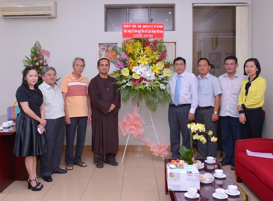 Thành ủy và các cơ quan ban ngành thăm báo Giác Ngộ ảnh 1 BTN_0054r.jpg