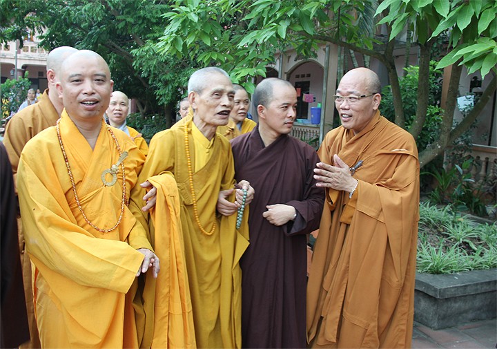 Đức Pháp chủ khai thị tại trường hạ tỉnh Hưng Yên ảnh 3 Cung tien.jpg