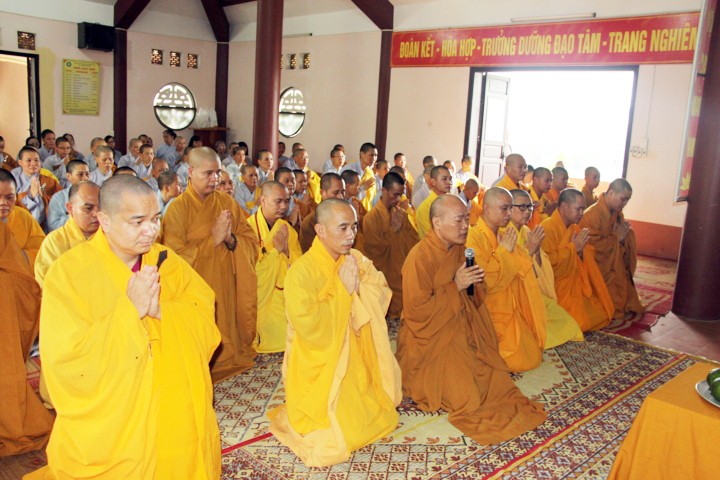 Đức Pháp chủ khai thị tại trường hạ tỉnh Hưng Yên ảnh 1 Dong tac bach.jpg