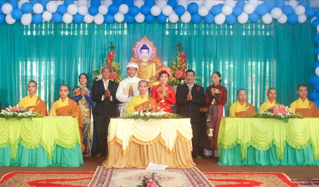 Ba đôi tân hôn làm lễ hằng thuận tại chùa ảnh 1 Hpap.jpg