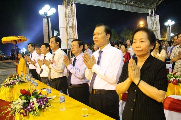 Cầu siêu tại nghĩa trang Quốc gia đường 9 ảnh 3 anh cs 1.jpg