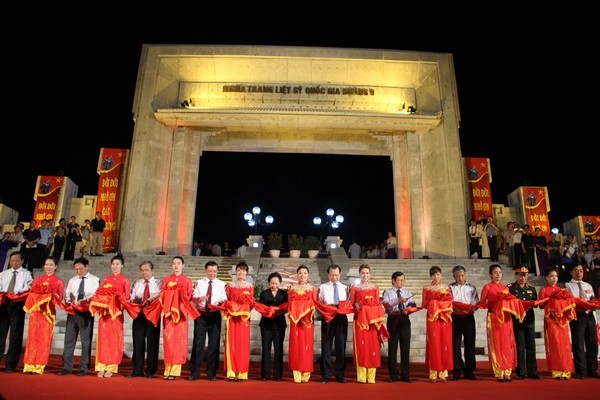 Cầu siêu tại nghĩa trang Quốc gia đường 9 ảnh 4 anh cs 6.jpg