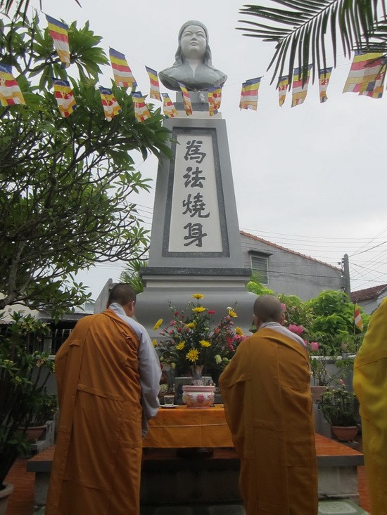 Tưởng niệm NS.Diệu Quang vị pháp thiêu thân ảnh 1 dq3.jpg