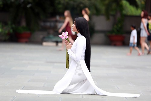 anh di chua 1.jpg
