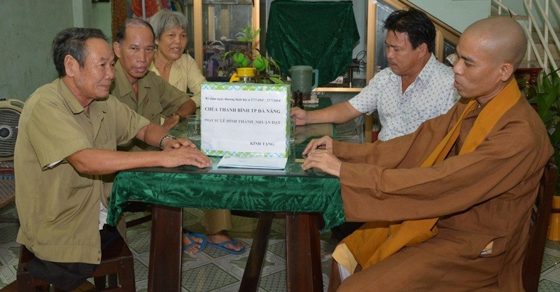 Đà Nẵng: Chùa Thanh Bình tặng quà thương binh nặng ảnh 1 tangqua tb.jpg