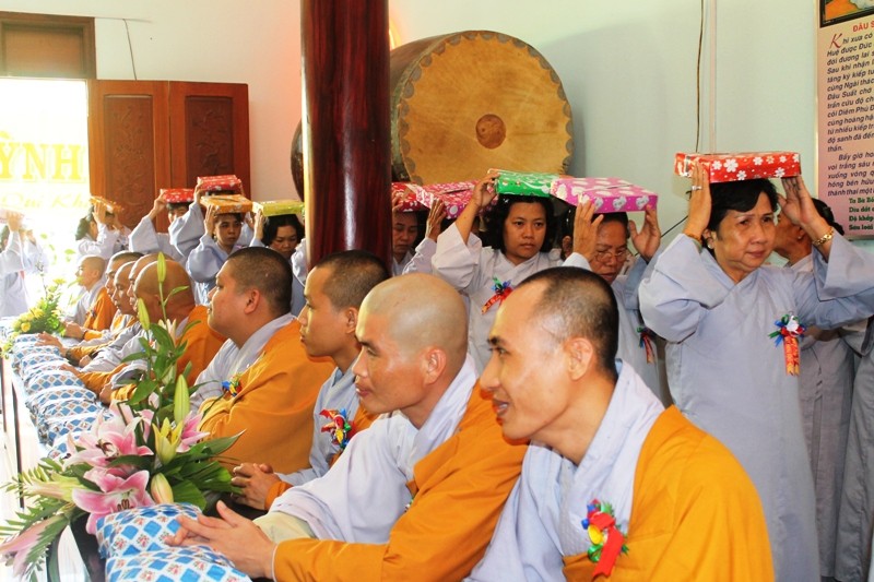 Đồng Tháp: Dâng pháp y lên chư Tăng sinh hành giả ảnh 1 a DT 2.jpg