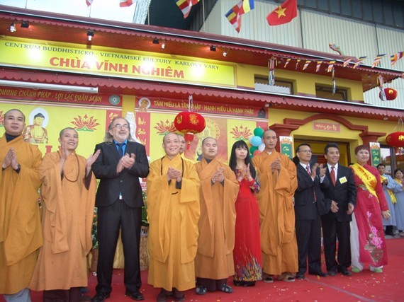 CH Séc: Lạc thành chùa Vĩnh Nghiêm tại Karlovy Vary ảnh 2 anh chua VN 2.jpg