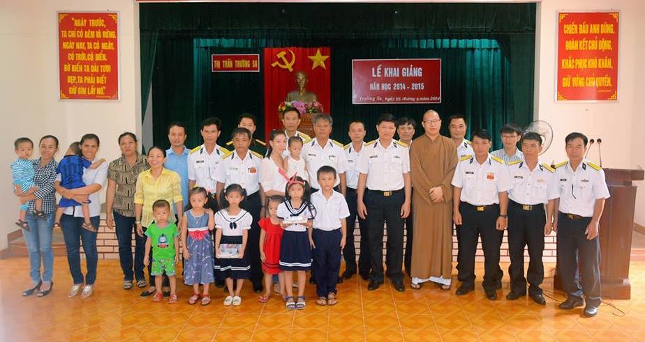 Thầy trú trì chùa Trường Sa Lớn dự lễ khai giảng ảnh 1 khgiang.jpg