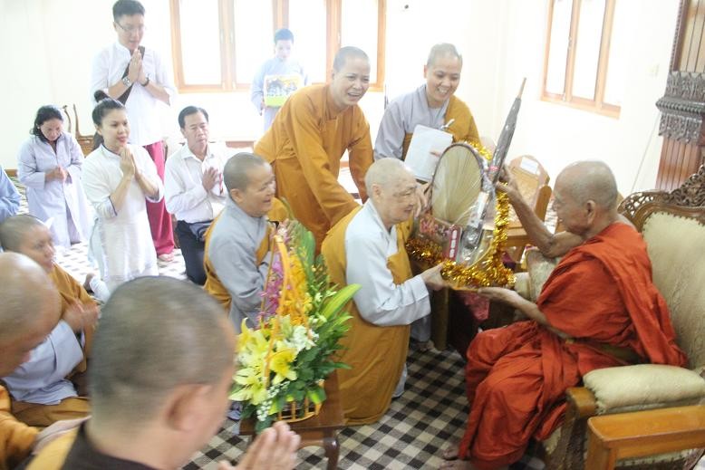 Đoàn Phật tử VN dâng y Kathina tại Myanmar ảnh 3 a Hoai nam 2.jpg