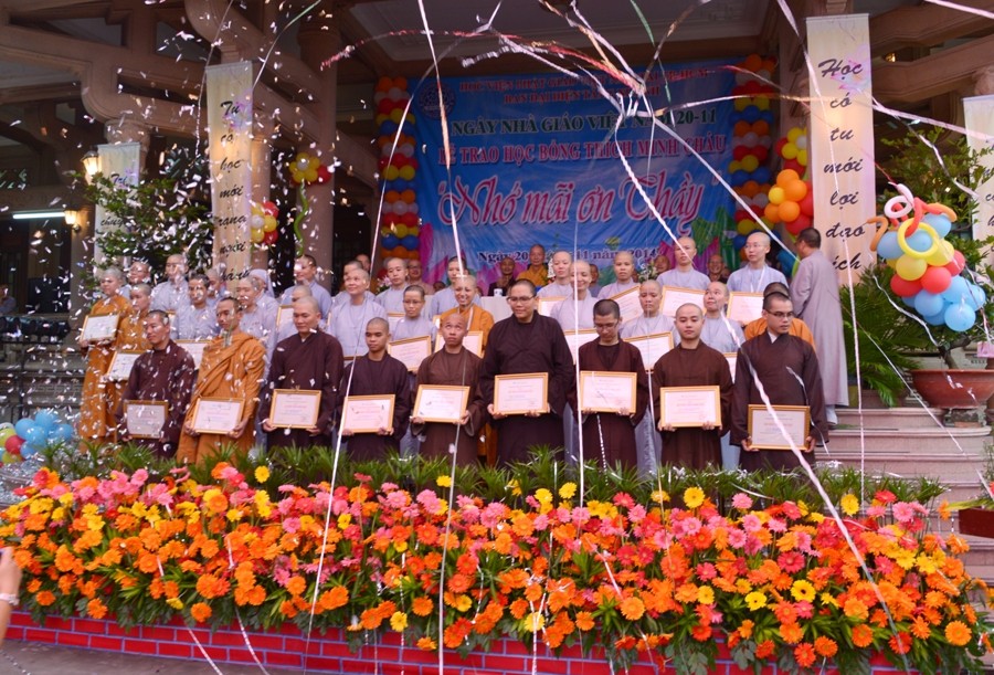 Trao Hoc Bong (16).JPG