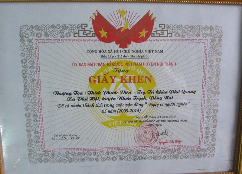 Gi_y khen _nh V_n Phinjpg.jpg