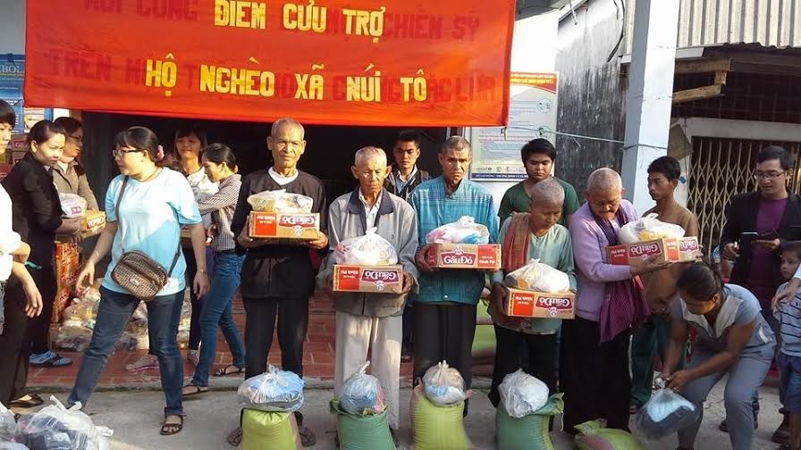 Các chùa, tịnh xá, nhóm từ thiện tặng quà Tết ảnh 6 hanh tam.jpg
