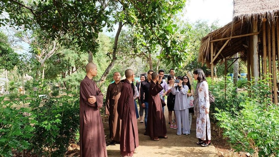 Tết xa quê ý nghĩa nhờ chuyến thăm Làng Mai tại Thái ảnh 5 anh lm 2.jpg