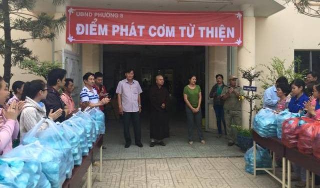 Trao 500 phần ăn sáng đến người khó khăn, cơ nhỡ ảnh 1 phatbanhuottuthien.jpg