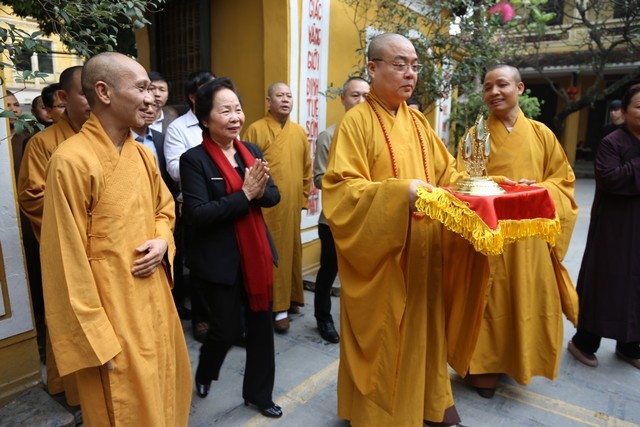 Phó Chủ tịch nước Nguyễn Thị Doan cung tiến xá-lợi ảnh 2 xaloi 2.jpg