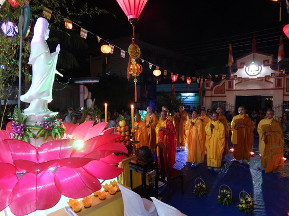 Bình Thuận: Hoa đăng mừng khánh đản Đức Quán Âm ảnh 1 5- Thanh tam dang huong nguyen cau.jpg